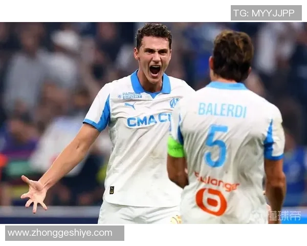 足球明星的猫也来踢球了它们的精彩瞬间让人忍俊不禁的趣味比赛